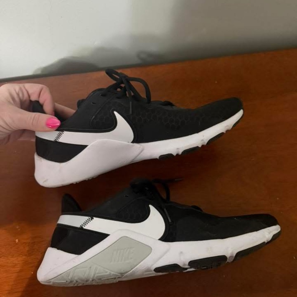 Nike Women's Black and White Athletic Sneakers